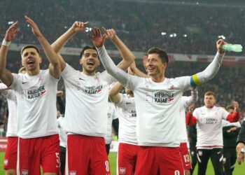 Poland's players react after winning the FIFA World Cup Qatar 2022 qualifying final first Leg football match Poland v Sweden at the Slaski Stadium in Chorzow, Poland on March 29, 2022. (Photo by JANEK SKARZYNSKI / AFP)