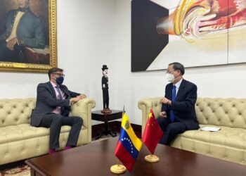 Canciller del régimen de Maduro Felix Plasencia y Cancillería al Embajador de la República Popular China ante el Gobierno Nacional, Li Baorong. Foto @plasenciafelixr