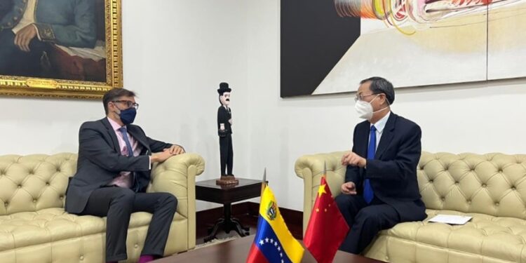 Canciller del régimen de Maduro Felix Plasencia y Cancillería al Embajador de la República Popular China ante el Gobierno Nacional, Li Baorong. Foto @plasenciafelixr