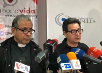 De izquierda a derecha Alfredo Infante, coordinador de Lupa por la vida y Marino Alvarado, coordinador de Provea, durante presentación de informe sobre letalidad policial en 2021.