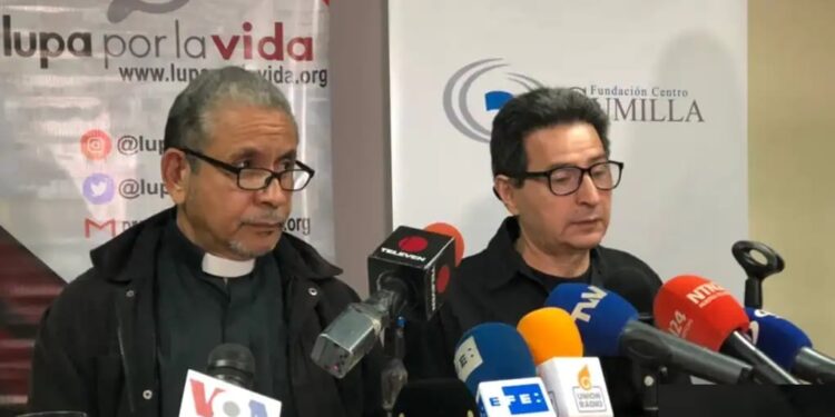 De izquierda a derecha Alfredo Infante, coordinador de Lupa por la vida y Marino Alvarado, coordinador de Provea, durante presentación de informe sobre letalidad policial en 2021.