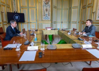 El presidente de Francia, Emmanuel Macron, debatió este martes con el secretario de Estado de EE.UU., Antony Blinken. Foto agencias.