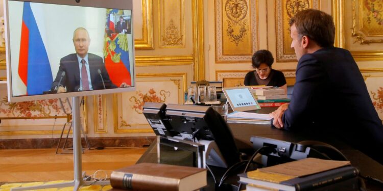 El presidente francés, Emmanuel Macron y su homólogo Vladimir Putin. Foto RTVE.