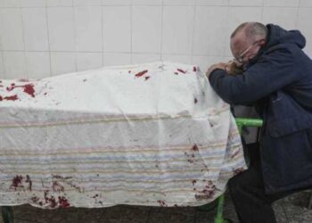 Imagen de víctimas de bombardeos en Ucrania. Ciudad de Mariupol. Foto AP Photo. Evgeniy Maloletka