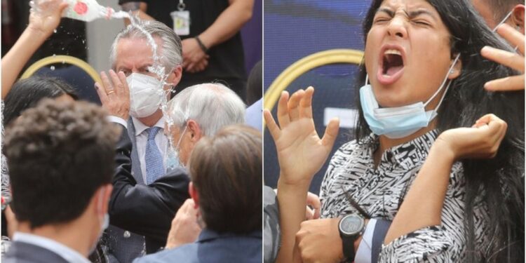 Mujer, lanzó agua al presindente de Chile, Sebastián Piñera. Foto Agencias