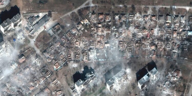 Una imagen satelital proporcionada por Maxar Technologies muestra edificios de apartamentos y casas dañados en Mariúpol, Ucrania, el martes 29 de marzo. (Maxar Technologies/AP)