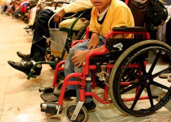 04/08/2008 Silla de ruedas, discapacidad, niño.  Uno de cada 20 niños menores de 14 años (alrededor de 93 millones) vive con alguna discapacidad moderada o grave, según destaca la Sociedad Española de Pediatría Extrahospitalaria y Atención Primaria (Sepeap), que señala que los pediatras son los más cercanos a pacientes y familias y los que detectarán, tratarán y acompañarán la enfermedad de discapacitados menores.  SALUD
FLICKR/ANGELOUX