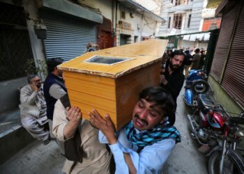 -FOTODELDÍA- EA5662. PESHAWAR (PAKISTÁN), 04/03/2022.- Unos hombres portan el féretro de una de las víctimas del atentado contra una mezquita de la minoría chií durante las oraciones con motivo del día sagrado del islam en la ciudad de Peshawar, en el noroeste de Pakistán, este viernes. Al menos 30 personas murieron y otras 50 resultaron heridas en el atentado.EFE/ Bilawal Arbab