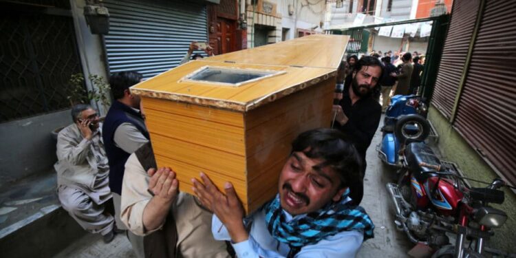 -FOTODELDÍA- EA5662. PESHAWAR (PAKISTÁN), 04/03/2022.- Unos hombres portan el féretro de una de las víctimas del atentado contra una mezquita de la minoría chií durante las oraciones con motivo del día sagrado del islam en la ciudad de Peshawar, en el noroeste de Pakistán, este viernes. Al menos 30 personas murieron y otras 50 resultaron heridas en el atentado.EFE/ Bilawal Arbab