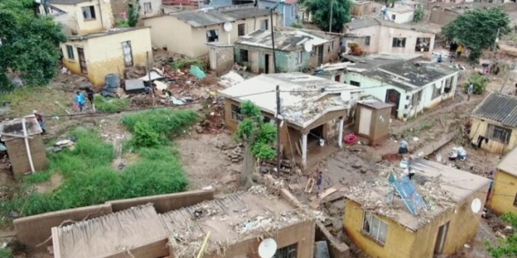 Inundaciones y deslaves en Durban, Sudáfrica. Foto agencias.