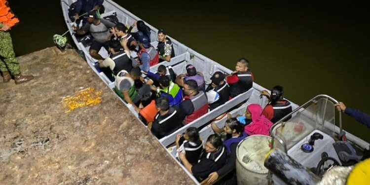 Las autoridades de Colombia indicaron que en esos procedimientos han encontrado menores de edad en los grupos de migrantes venezolanos. Foto agencias.