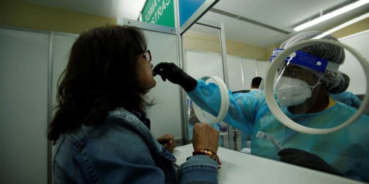 Personal médico realiza pruebas para detectar la covid-19 en la Ciudad de Panamá, en una fotografía de archivo. EFE/Bienvenido Velasco