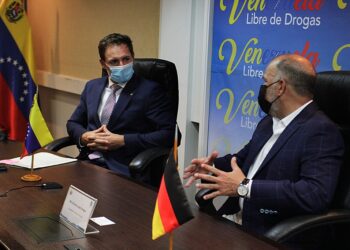 Richar López Vargas y el Comandante Erik Linden, Oficial de Enlace de la Oficina Federal de Policía Criminal de la embajada de la República Federal de Alemania. Foto @LopezvargasR