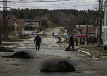 Ucrania, cadáveres en las calles de Bucha. Foto agencias.