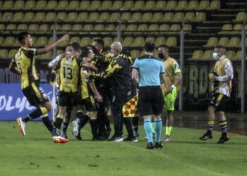 Venezuela's Tachira footballers celebrate after scoring a goal against Bolivia's Independiente Petrolero during their Copa Libertadores group stage football match, at the Polideportivo de Pueblo Nuevo stadium in San Cristobal, Venezuela, on May 18, 2022. (Photo by JOHNNY PARRA / AFP)