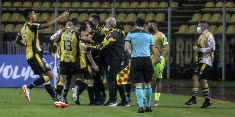 Venezuela's Tachira footballers celebrate after scoring a goal against Bolivia's Independiente Petrolero during their Copa Libertadores group stage football match, at the Polideportivo de Pueblo Nuevo stadium in San Cristobal, Venezuela, on May 18, 2022. (Photo by JOHNNY PARRA / AFP)