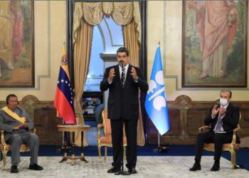 El Secretario General de la Organización de Países Exportadores de Petróleo, Mohamed Barkindo y Nicolás Maduro. Foto @PresidencialVen