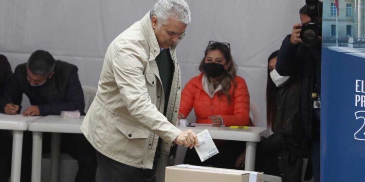 El presidente Iván Duque ejerció su derecho al voto. Foto Guillermo Torres