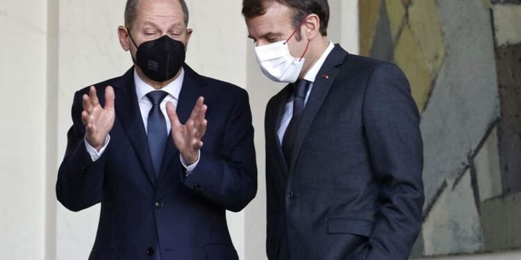 El presidente francés, Emmanuel Macron y el canciller alemán, Olaf Scholz. Foto de archivo.