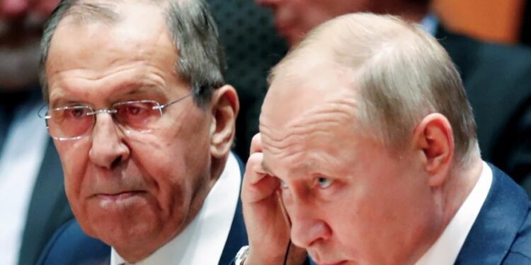 El presidente ruso Vladimir Putin y el canciller ruso Sergei Lavrov. Foto REUTERS. Hannibal Hanschke.