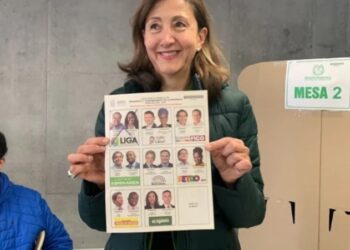 Ingrid Betancourt ejerce su derecho al voto durante la jornada electoral en Colombia del domingo 29 de mayo de 2022. Foto agencias.