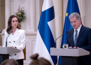 La Primera Ministra de Finlandia, Sanna Marin (izq.), y el Presidente de Finlandia, Sauli Niinistö, dan una conferencia de prensa para anunciar que Finlandia solicitará el ingreso en la OTAN en el Palacio Presidencial de Helsinki, Finlandia, el 15 de mayo de 2022. – “Hoy, el Presidente de la República y El Comité de Política Exterior del Gobierno ha acordado conjuntamente que Finlandia solicitará el ingreso en la OTAN, después de consultar al parlamento. Este es un día histórico. Se abre una nueva era”, dijo el presidente Sauli Niinisto. Como siguiente paso, el parlamento finlandés se reunirá el lunes 16 de mayo de 2022 para debatir la decisión, y las proyecciones actuales muestran que una gran mayoría de los 200 miembros del parlamento del país apoya la candidatura. (Foto de Alessandro RAMPAZZO / AFP)