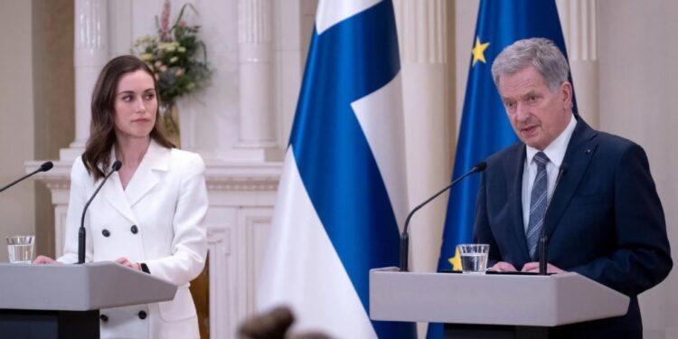 La Primera Ministra de Finlandia, Sanna Marin (izq.), y el Presidente de Finlandia, Sauli Niinistö, dan una conferencia de prensa para anunciar que Finlandia solicitará el ingreso en la OTAN en el Palacio Presidencial de Helsinki, Finlandia, el 15 de mayo de 2022. – “Hoy, el Presidente de la República y El Comité de Política Exterior del Gobierno ha acordado conjuntamente que Finlandia solicitará el ingreso en la OTAN, después de consultar al parlamento. Este es un día histórico. Se abre una nueva era”, dijo el presidente Sauli Niinisto. Como siguiente paso, el parlamento finlandés se reunirá el lunes 16 de mayo de 2022 para debatir la decisión, y las proyecciones actuales muestran que una gran mayoría de los 200 miembros del parlamento del país apoya la candidatura. (Foto de Alessandro RAMPAZZO / AFP)