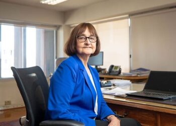 La bioquímica Rosa Devés, primera mujer rectora de la Universidad de Chile. Foto de archivo.