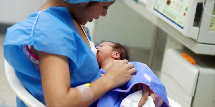 Madre adolescente venezolana. Foto de archivo.