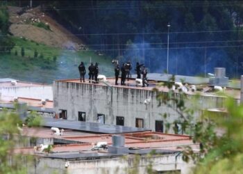 Motín en cárcel en Ecuador. (Photo by FERNANDO MACHADO . AFP)