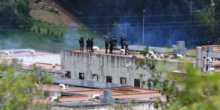 Motín en cárcel en Ecuador. (Photo by FERNANDO MACHADO . AFP)