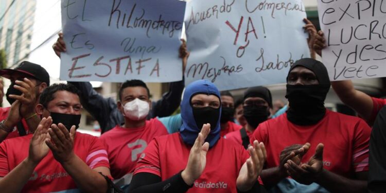 Panamá. Repartidores de PedidosYa. Foto Yahoo Noticias.