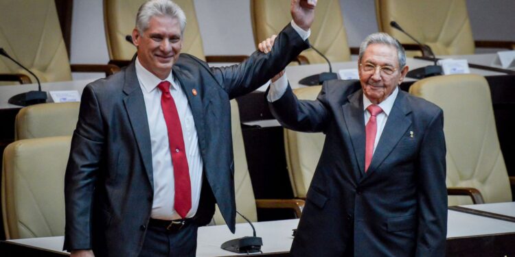 Régimen cubano, Miguel Díaz-Canel y Raúl Castro. Foto de archivo.