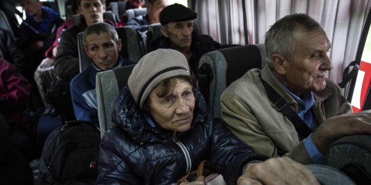 Gente sentada en un autobús durante una evcuación en Lyman, en la región de Donestk, en el este de Ucrania, el sábado 30 de abril de 2022. (AP Foto/Evgeniy Maloletka)