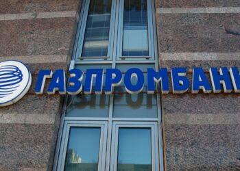 ARCHIV - 27.02.2022, Russland, St. Petersburg: Das Logo der Gazprombank auf einem Gebäude. Kremlchef Wladimir Putin hat mit Wirkung zum 1. April angeordnet, dass westliche Staaten Konten bei der Gazprombank eröffnen müssen, um weiter russisches Gas zu erhalten. (zu dpa: «Putin: Gas-Zahlungen westlicher Staaten künftig über russische Konten») Foto: Maksim Konstantinov/SOPA Images via ZUMA Press Wire/dpa +++ dpa-Bildfunk +++