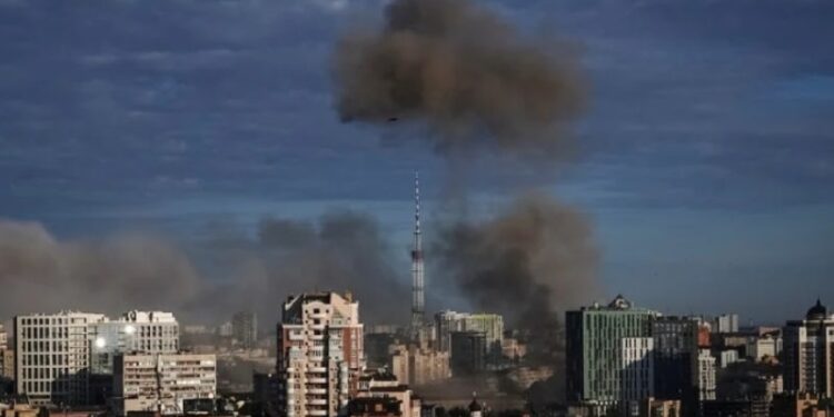 El humo se eleva después de un ataque con misiles, mientras el ataque de Rusia a Ucrania continúa, en Kyiv, Ucrania 26 de junio de 2022. REUTERS/Anna Voitenko