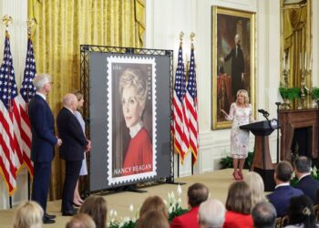 La primera dama estadounidese Jill Biden habla durante la inauguración del sello de Nancy Reagan, en el Salón Este de la Casa Blanca el 6 de junio de 2022 en Washington DC. Foto AFP