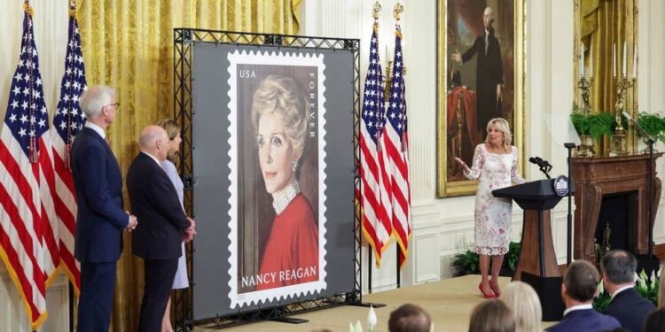 La primera dama estadounidese Jill Biden habla durante la inauguración del sello de Nancy Reagan, en el Salón Este de la Casa Blanca el 6 de junio de 2022 en Washington DC. Foto AFP