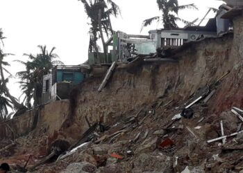 -FOTODELDIA- NI4005. BILWI (NICARAGUA), 19/11/2020: Bares y restaurantes destruidos tras el paso del huracán Iota hoy, jueves en Puerto Cabezas en Nicaragua.  Brilla el sol en suelo nicaragüense tras el paso del poderoso huracán Iota, pero hoy, contrario a los días posteriores al Eta, los ánimos no son optimistas en la ciudad de Bilwi, en la costa Caribe de Nicaragua, una de las más afectadas por el impacto de ambos ciclones, con apenas 13 días de diferencia. EFE/ Erika Pérez