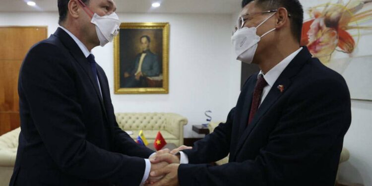 Canciller del régimen de Maduro, Carlos Faría y el embajador de Vietnam, Le Viet Duyen. Foto mppre.gob.ve