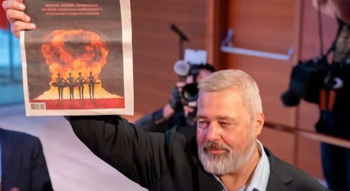 Dmitry Muratov sostiene un ejemplar de su periódico Novaya Gazeta. Foto Reuters