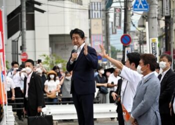 El ex primer ministro Shinzo Abe mientras hablaba en el mitin de la prefectura de Nara, pocos minutos antes de recibir los disparos mortales. The Asahi Shimbu. REUTERS.