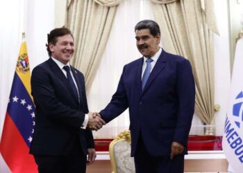 El presidente de la Confederación Sudamericana de Fútbol (Conmebol), Alejandro Domínguez y Nicolás Maduro. Foto EFE.