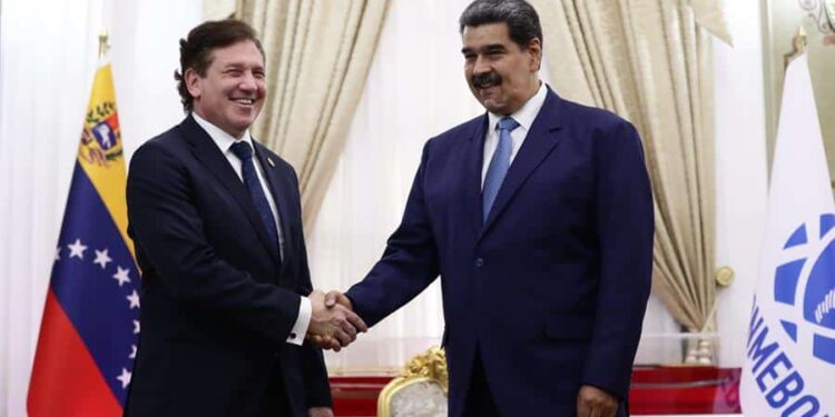 El presidente de la Confederación Sudamericana de Fútbol (Conmebol), Alejandro Domínguez y Nicolás Maduro. Foto EFE.