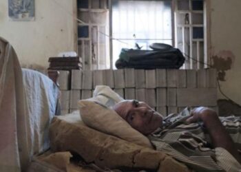 Gilberto Cardoso, de 74 años, lleva postrado en la cama cerca de un año por culpa de una hernia inguinal A. Foto ABC, YBARRA ZAVALA