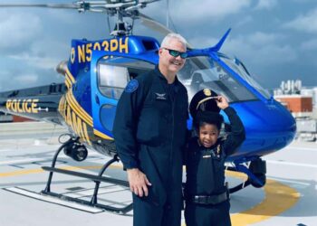 Fotografía cedida por la Policía de Miami que muestra al niño Daniel DJ mientras posa con miembros del departamento de Policía de la ciudad. Un niño de 10 años de edad que sufre un tumor cerebral cumplió su deseo de convertirse por un día en agente de las fuerzas del orden, en una jornada inolvidable para el pequeño vivida junto a oficiales del Departamento de Policía de Miami. EFE/ Cortesía Policía de Miami