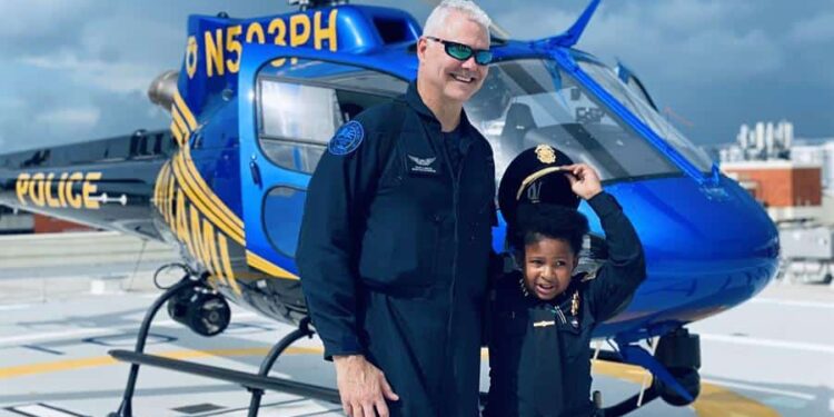 Fotografía cedida por la Policía de Miami que muestra al niño Daniel DJ mientras posa con miembros del departamento de Policía de la ciudad. Un niño de 10 años de edad que sufre un tumor cerebral cumplió su deseo de convertirse por un día en agente de las fuerzas del orden, en una jornada inolvidable para el pequeño vivida junto a oficiales del Departamento de Policía de Miami. EFE/ Cortesía Policía de Miami