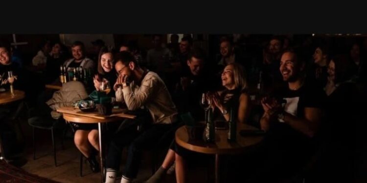 Los ucranianos acuden al humor para soportar el dolor de la guerra. Los comediantes actúan en pequeños clubes de stand up o en los refugios para recaudar fondos para las tropas. (Dimitar Dilkoff/AFP)