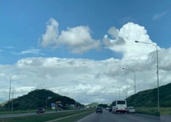 Vista de la Autopista Regional del Centro, Caracas, Venezuela. Junio 2021. Foto Carolina Alcalde, VOA.