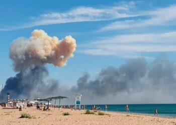 Terminó la tranquilidad en la península de Crimea. Las consecuencias del ataque a la base aérea rusa de Novofedorivka, el 9 de agosto, provocó una avalancha de turistas rusos escapando hacia su territorio. (UGC via AP)